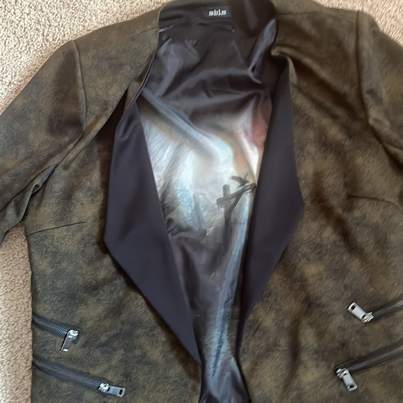 Blazer - Picture 3 of 3